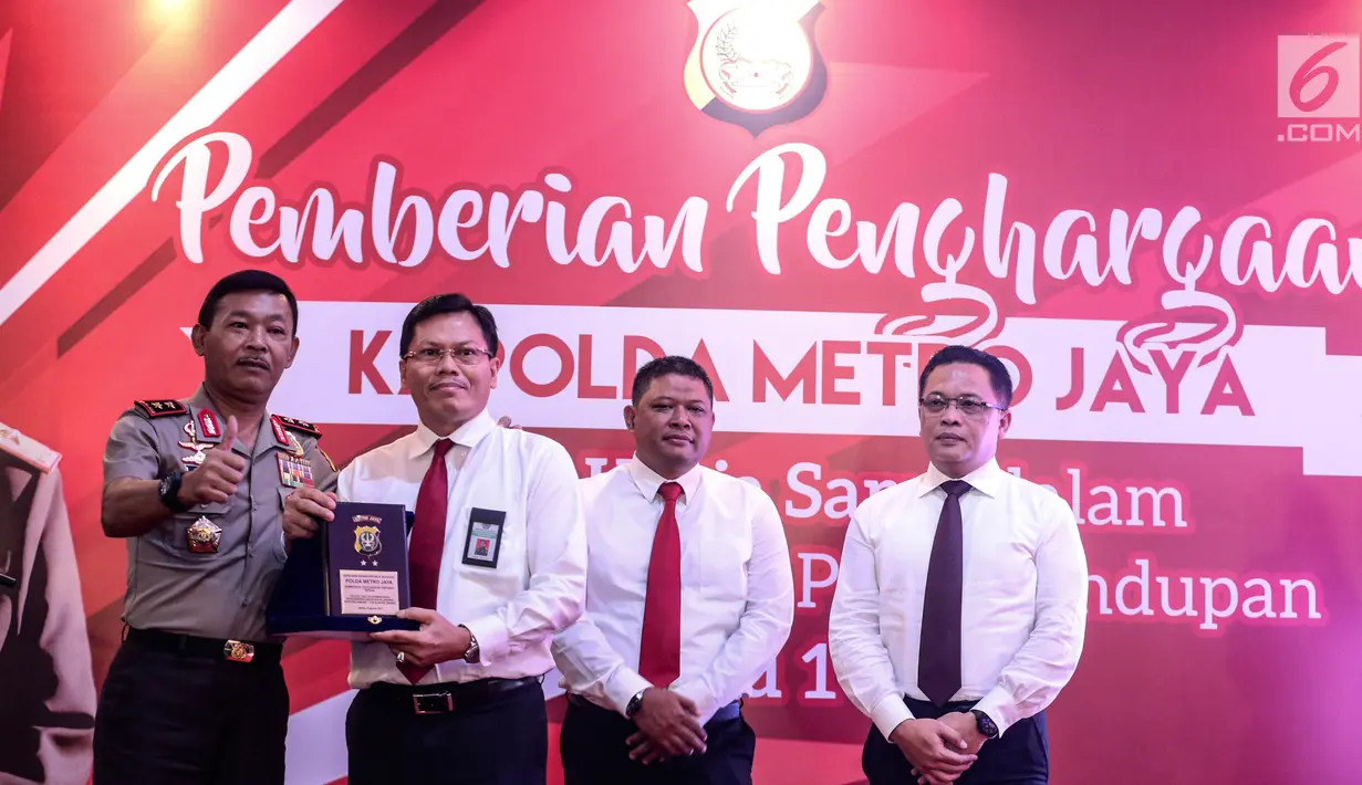 Kapolda Metro Jaya Irjen Idham Aziz memberikan penghargaan kepada anggota berprestasi yang mengungkap penyelundupan 1 ton sabu sindikat internasional di Balai Polda Metro Jaya, Jakarta, Selasa (8/8). (Liputan6.com/Faizal Fanani)