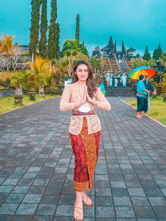 6 Potret Fiolina Tejaay Pakai Kebaya, Dipuji Bak Ibu Pejabat