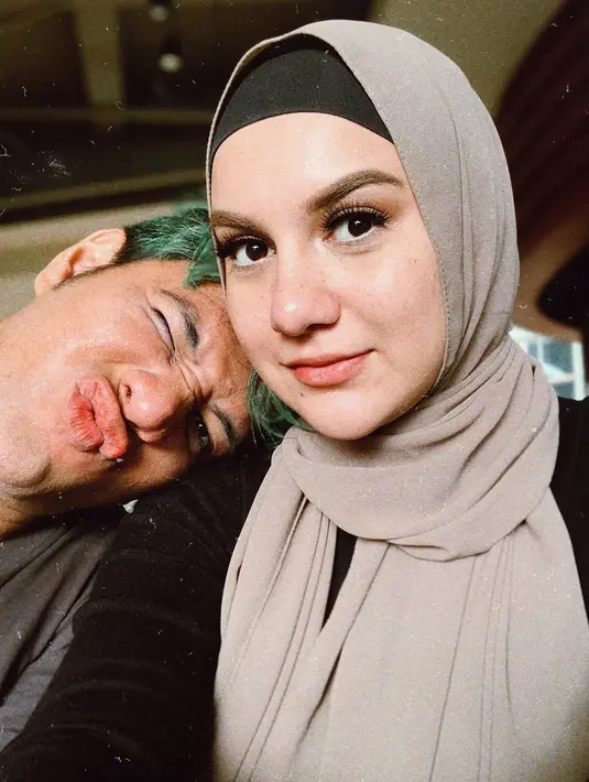 "Nggak sih, cuma liburan sebentar soalnya kemarin kita udah ambil striping terus dan saat ini ya kami menikmati sedikit usaha kami, kerja keras kami selamanya," tutur Ammar (Instagram/_irishbella_)