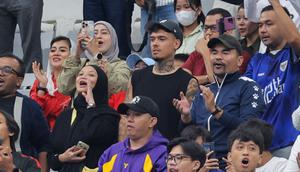 Pemain Timnas Indonesia dan Persija Jakarta, Shayne Pattynama, berada di antara penonton yang memberikan dukungan terhadap Timnas Futsal Indonesia saat menghadapi Irak di Piala Asia Futsal 2026 yang berlangsung di Indonesia Arena, Senayan, Jakarta, Sabtu (31/1/2026). (Bola.com/Bagaskara Lazuardi)