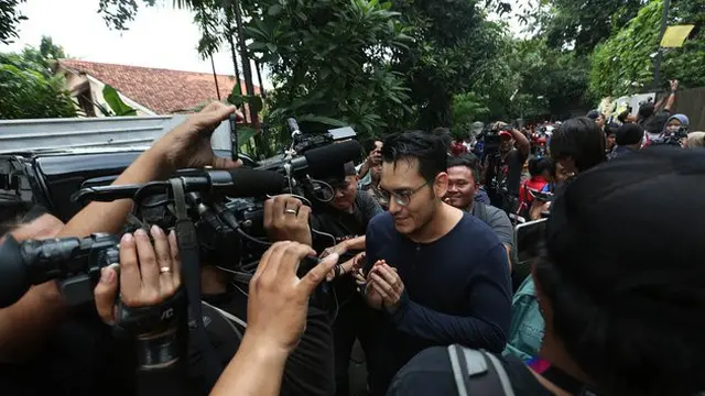 7 Potret Rumah Duka Ashraf Sinclair, Teman Artis Berdatangan dan Banyak Karangan Bunga
