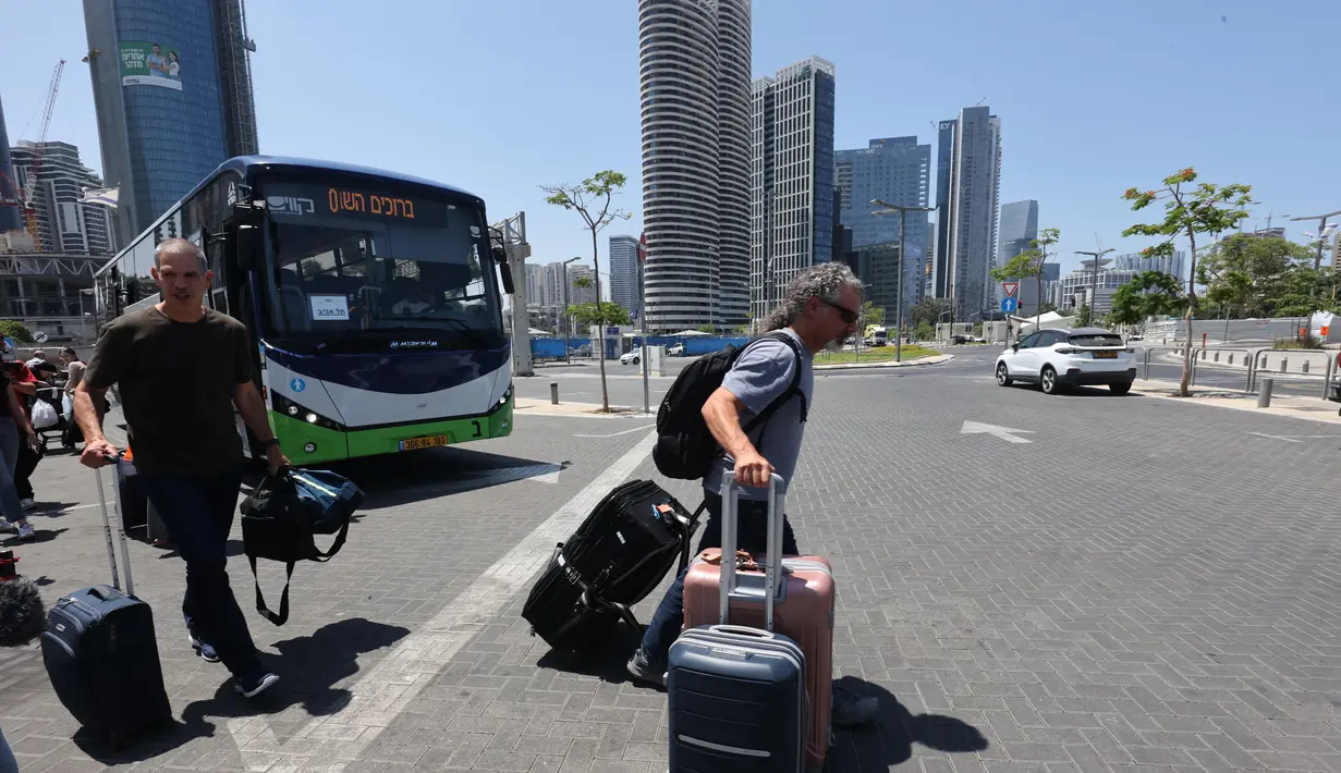 Warga Israel turun dari bus setelah diterbangkan kembali ke Israel dengan penerbangan khusus, pada 18 Juni 2025 di Tel Aviv. (GIL COHEN-MAGEN/AFP)