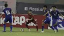 Striker Timnas Indonesia, Alberto Goncalves, berusaha melewati pemain Thailand di Stadion PTIK, Jakarta, Kamis, (31/5/2018). (Bola.com/M Iqbal Ichsan)