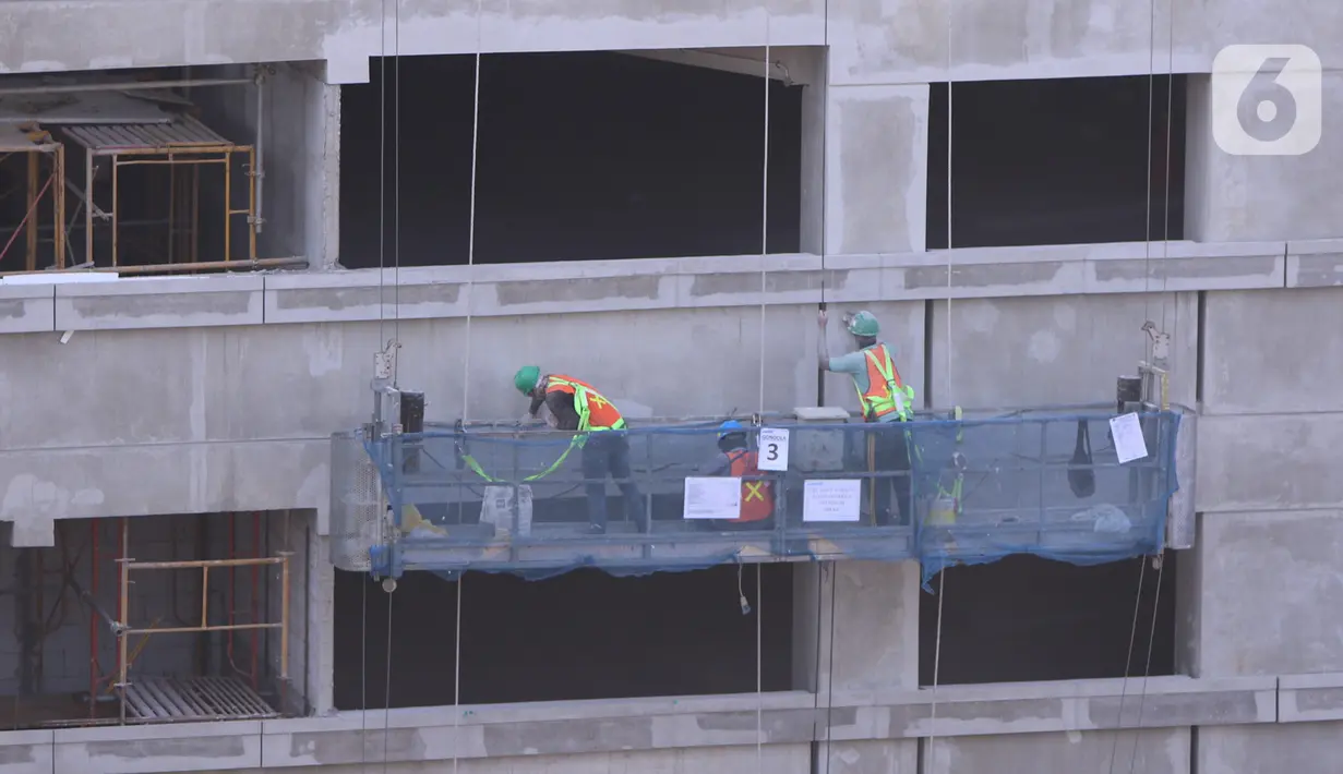 Pekerja tengah menyelesaika pembangunan gedung bertingkat di Jakarta, Kamis (3/9/2020). Angka ini naik dari sebelumnya hanya 85.109 kasus menjadi 108.573 kasus. (Liputan6.com/Angga Yuniar)