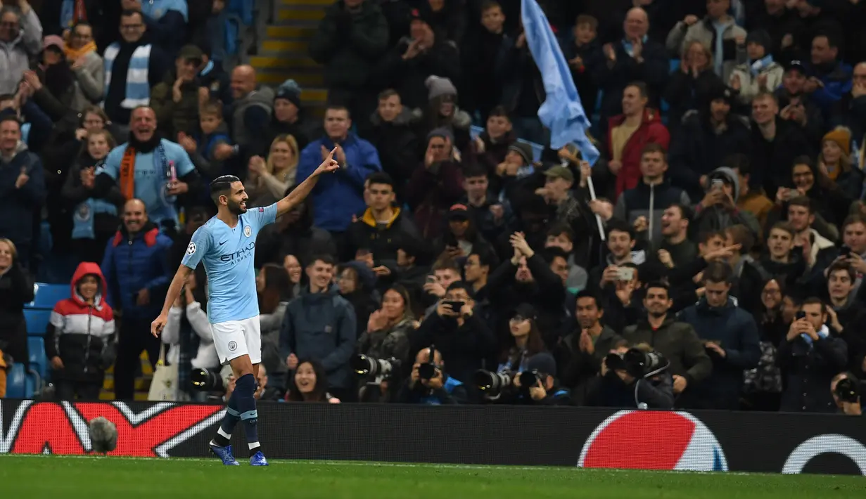 Gelandang Manchester City, Riyad Mahrez berselebrasi usai mencetak gol ke gawang Shakhtar Donetsk selama pertandingan grup F Liga Champions di stadion Etihad, Inggris (7/11). City menang 6-0 atas Shakhtar Donetsk. (AFP Photo/Paul Ellis)