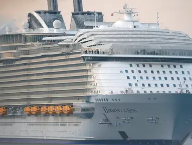 Kapal pesiar terbesar di dunia, Harmony of the Seas saat tiba di pelabuhan untuk melakukan pelayaran mayden di di Southampton , Inggris 17 Mei 2016. Panjang dari kapal ini pun sepanjang 361 meter. (REUTERS / Peter Nicholls)