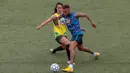 Aksi bintang sepak bola Brasil, Neymar (kanan) saat tampil dalam turnamen untuk badan amal Neymar Junior Project Institute di Praia Grande, Sao Paulo, Brasil, Sabtu (21/7). (Miguel SCHINCARIOL/AFP)