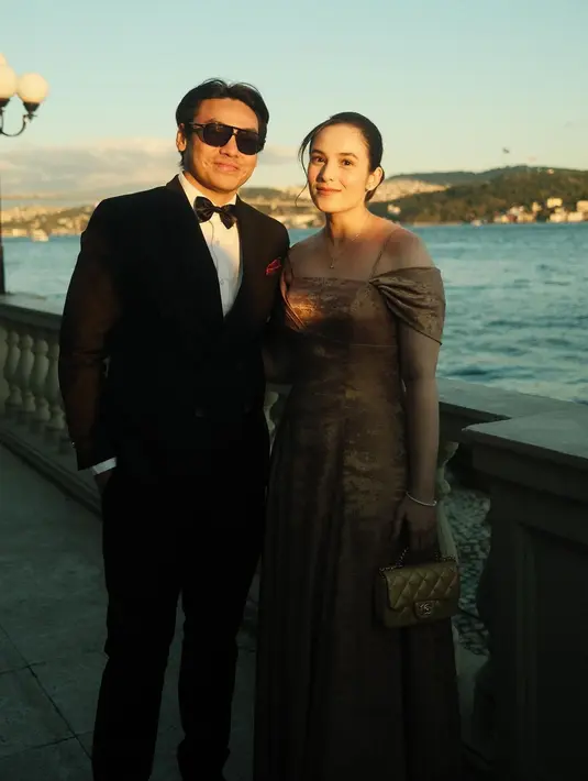 Penampilannya dilengkapi dengan Chanel Mini Flap Bag with Top Handle sekitar Rp90 juta.  [@jscmila/@chelseaislan].