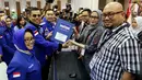 Partai Demokrat yang diwakili oleh Sekjen Hinca Panjaitan dan Badan Pemenangan Pemilu Partai Demokrat Ibas Edhie Baskoro Yudhoyono mendaftarkan partainya ke Komisi Pemilihan Umum (KPU) Jakarta, Senin (16/10). (Liputan6.com/JohanTallo)