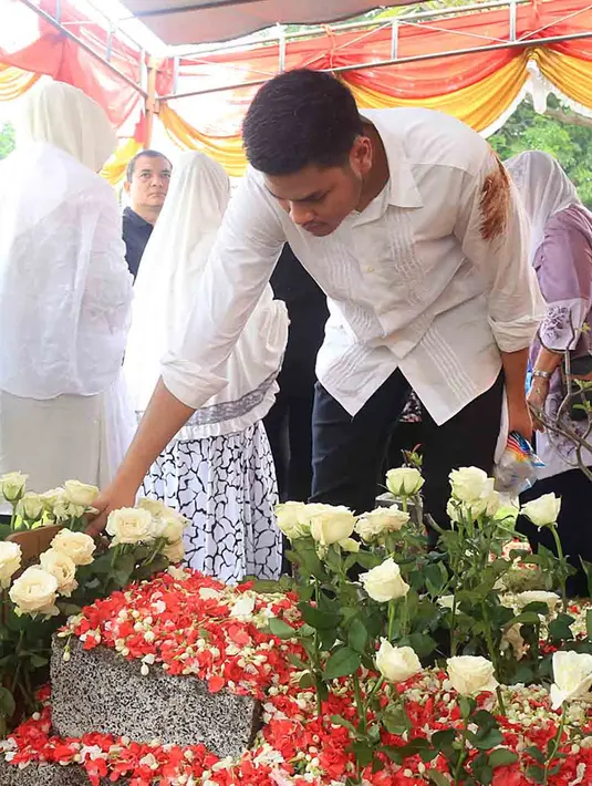 Dengan bersimbah darah, adik Asta RAN tergeletak di pelataran parkir ITC Fatmawati, Jakarta Selatan. Andika diduga terjatuh dari lantai 6 pusat perbelanjaan tersebut. (Deki Prayoga/Bintang.com)