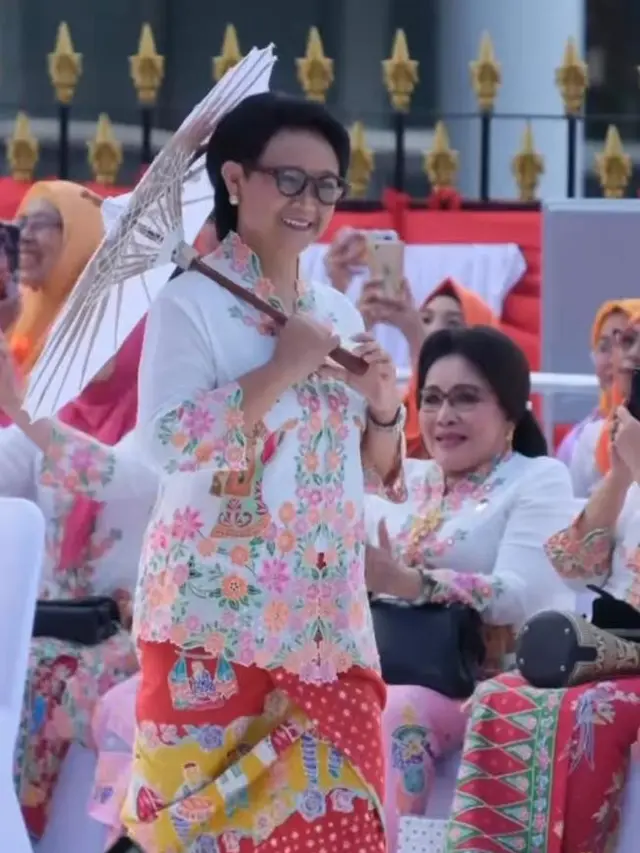 6 Momen Menteri Perempuan Kompak Pakai Kebaya Encim saat Melenggang di Catwalk Istana Berkebaya