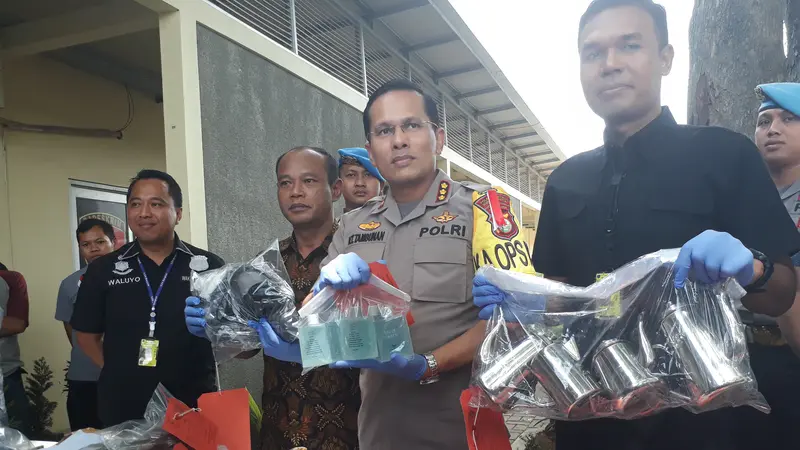 Kapolres Viktor Togi memperlihatkan aejumlah barang bukti hasil pencurian fasilitas Garuda Indonesia