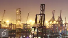 Suasana aktivitas bongkar muat peti kemas di Pelabuhan Tanjung Priok, Jakarta (22/11). Pelindo II akan melakukan modernisasi di lingkungan pelabuhan, mulai infrastruktur, sistem kerja, SDM yang mendapat sentuhan modern. (Liputan6.com/Immanuel Antonius)