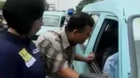 Perampokan minimarket di Kebon Jeruk, hingga Polres Jaktim memasang stiker nomor hotline untuk menghindari kejahatan di dalam angkot.