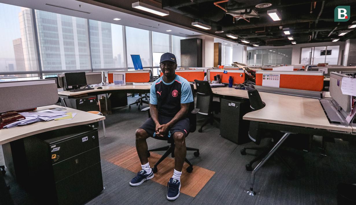 <p>Legenda Manchester City, Shaun Wright-Phillips memberikan pose duduk di ruang kerja saat mengunjungi SCTV Tower, Senayan, Jakarta, Kamis (28/09/2023). (Bola.com/Bagaskara Lazuardi)</p>