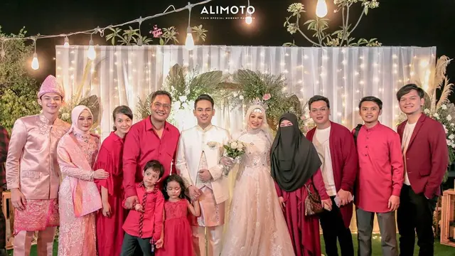 7 Momen Kompak Dinda Hauw dan Rey Mbayang dalam Pernikahan Sang Kakak
