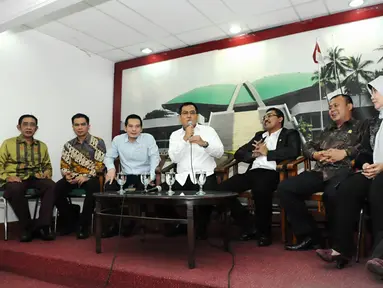 Ketua Fraksi PKB DPR, Helmy Faishal Zaini (tengah) memperkenalkan jajaran pengurus di DPR, Jakarta, Kamis (6/11/2014). (Liputan6.com/Andrian M Tunay)