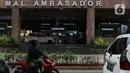 Sejumlah kendaraan melintas di depan pusat perbelanjaan Mal Ambasador Jakarta, Jumat (3/4/2020). Pemerintah menetapkan Pembatasan Sosial Berskala Besar dengan membatasi kegiatan tertentu penduduk di wilayah yang diduga terinfeksi COVID-19. (Liputan6.com/Helmi Fithriansyah)