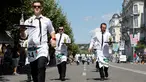 Sejumlah pramusaji beradu ketangkasan dalam Waiters Race ke-21 di Fetes de Geneve, Swiss, 6 Agustus 2017. Peserta diminta unjuk kebolehan menggunakan satu tangan membawa nampan berisi dua gelas dan dua botol penuh air. (Salvatore Di Nolfi/Keystone via AP)