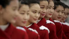 Sejumlah wanita berpose saat Kongres Rakyat Nasional China di Beijing, Sabtu (5/3/2016). Para wanita cantik ini hadir untuk menyambut para tamu delegasi NPC. (Reuters/Damir Sagolj)
