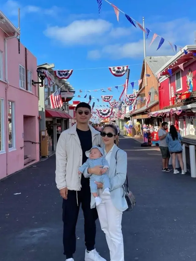 10 Gaya Kasual Nikita Willy Jalan-jalan di California, Tetap Stylish Sambil Momong Baby Izz