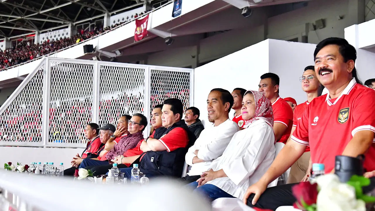 Presiden Joko Widodo (Jokowi) menyaksikan langsung kemenangan Indonesia dalam laga sepak bola antara Timnas Indonesia melawan Vietnam di Stadion Utama Gelora Bung Karno (GBK), Senayan, Jakarta, Kamis (21/3/2024) malam.