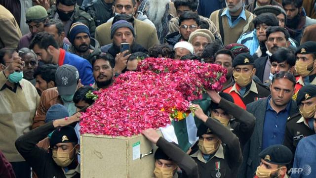 Tentara membawa peti mati seorang perwira yang tewas dalam serangan Balochistan untuk dimakamkan di Faisalbad. (Foto: AFP/Ghazanfar Majid)