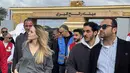 Dan, setidaknya 20 orang tewas akibat rumah dan bangunan yang runtuh saat mereka mencari perlindungan dari kondisi cuaca buruk. Tampak dalam foto, aktris Amerika Serikat (AS), Angelina Jolie (kiri) melihat sekeliling saat tiba di perbatasan Rafah Mesir, pada Jumat 2 Januari 2026. (Foto oleh AFP)