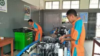 Dipimpin langsung teknihi ahli, para siswa tengah melakukan perbaikan sebuah mesin kendaraan di pabrik Pulgar SMKN 10 Garut, Jawa Barat. (Liputan6.com/Jayadi Supriadin)