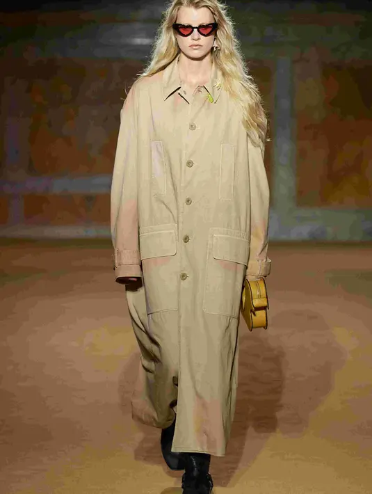 Koleksi ini menampilkan fringed suede jackets dan blazer, serta bahan regenerative cotton dan denim staples yang dikerjakan secara hand-distressed dengan teknik artisanal untuk menciptakan variasi tekstur dan warna – sebuah detail yang merayakan keindahan busana pre-loved yang semakin lama akan semakin bernilai, sekaligus selaras dengan komitmen kemewahan yang mengedepankan kesempurnaan.  [Coach]