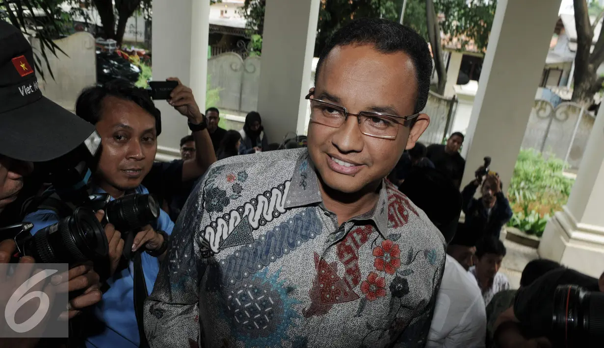 Anies Baswedan saat melakukan kunjungan ke kediaman Hamzah Haz, di Patra Kuningan XV, Jakarta, Rabu (16/11). Anies mengatakan, pertemuan dengan Hamzah Haz sebagai kesempatan untuk mengambil ilmu dan pengalaman.  (Liputan6.com/Helmi Affandi)