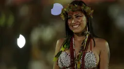 Seorang wanita adat atau pribumi berpose saat mengikuti parade Kecantikan Adat Internasional dalam Olimpiade bagi masyarakat adat dunia di, Palmas, Brasil, Sabtu (24/10/2015).  Kejuaraan ini digelar 18-27 September nanti. (REUTERS/Ueslei Marcelino)