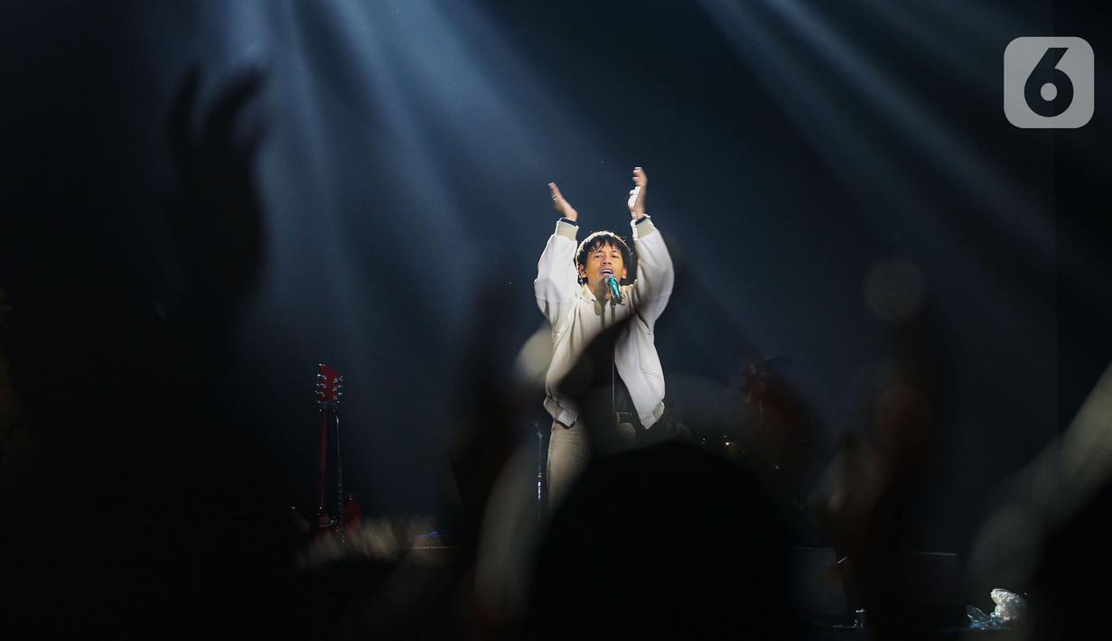 Grup band D'Masiv menghibur penonton Titik Kumpul Festival 2024 di Stadion Madya GBK, Jakarta Pusat, Sabtu (27/4/2024). (Liputan6.com/Angga Yuniar)