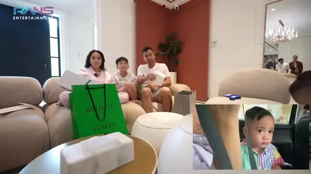 Raffi dan Nagita tengah menyaksikan video Rafathar dan Rayyanza beli kado.