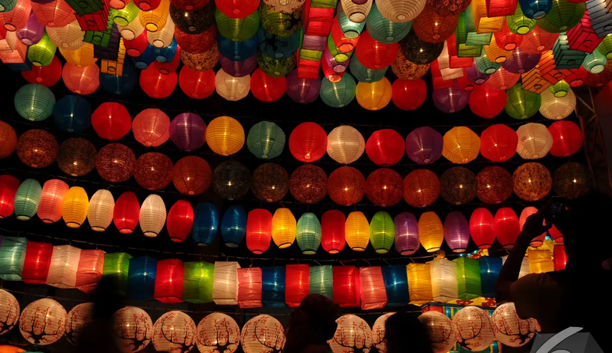 Lampion dengan aneka warna dipajang dalam acara 'Jakarta Lantern Festival 2014' di Lapangan Banteng, Jakpus. Foto diambil pada Jumat (12/12/2014). (Liputan6.com/Andrian M Tunay)