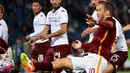 Pemain AS Roma, Francesco Totti, saat mencetak gol kedua Roma ke gawang Torino pada pertandingan Serie A di Stadion Olimpico, Roma, Kamis (21/4/2016) dini hari WIB. (AFP/Gabriel Bouys)