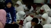 Siswa SD di Lamongan mengikuti ujian di rumah warga, karena sekolah kebanjiran.
