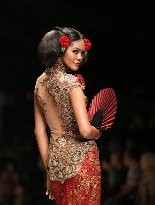 Kebaya rancangan desainer Anne Avantie di gelaran Jakarta Fashion Week 2016 mengambil tema bertajuk ‘Gambang Semarang’. Ragam koleksi kebaya dengan varian proporsi panjang pun tampil anggun mengikuti lekuk tubuh. (Andy Masela/Bintang.com)