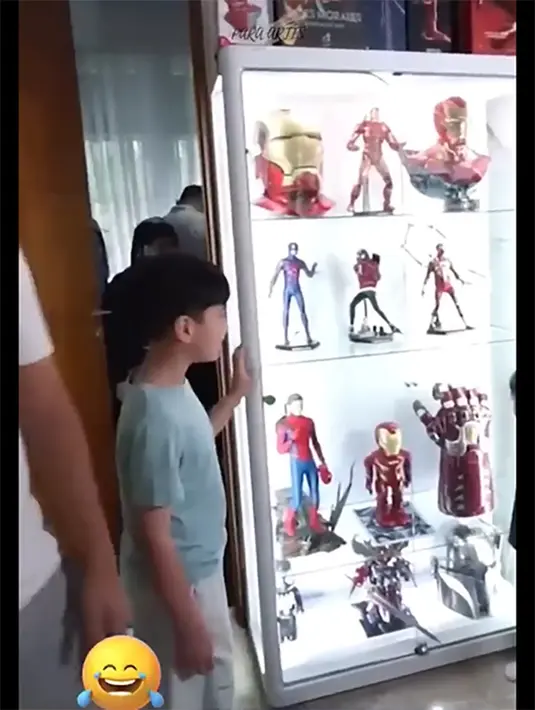 Ternyata, anak sulung Raffi dan Nagita itu masih ingat harga lima action figure yang dibelinya. "Aa inget lho," kata Rafathar. "Berapa, berapa dong Aa kasih tahu dong," kata seorang perempuan. [Youtube/ParaArtis_]