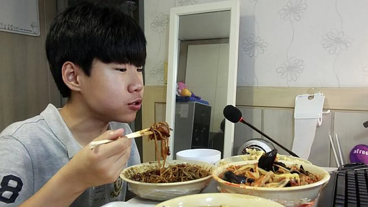Hobi Makan Larut Malam, Remaja Ini Bisa Raup Rp 21 Juta