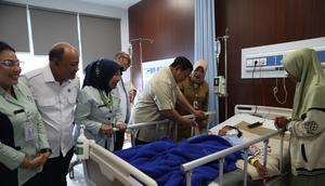 Prabowo Jenguk Siswa dan Guru Korban Tabrakan Mobil Pengantar MBG di RS Koja