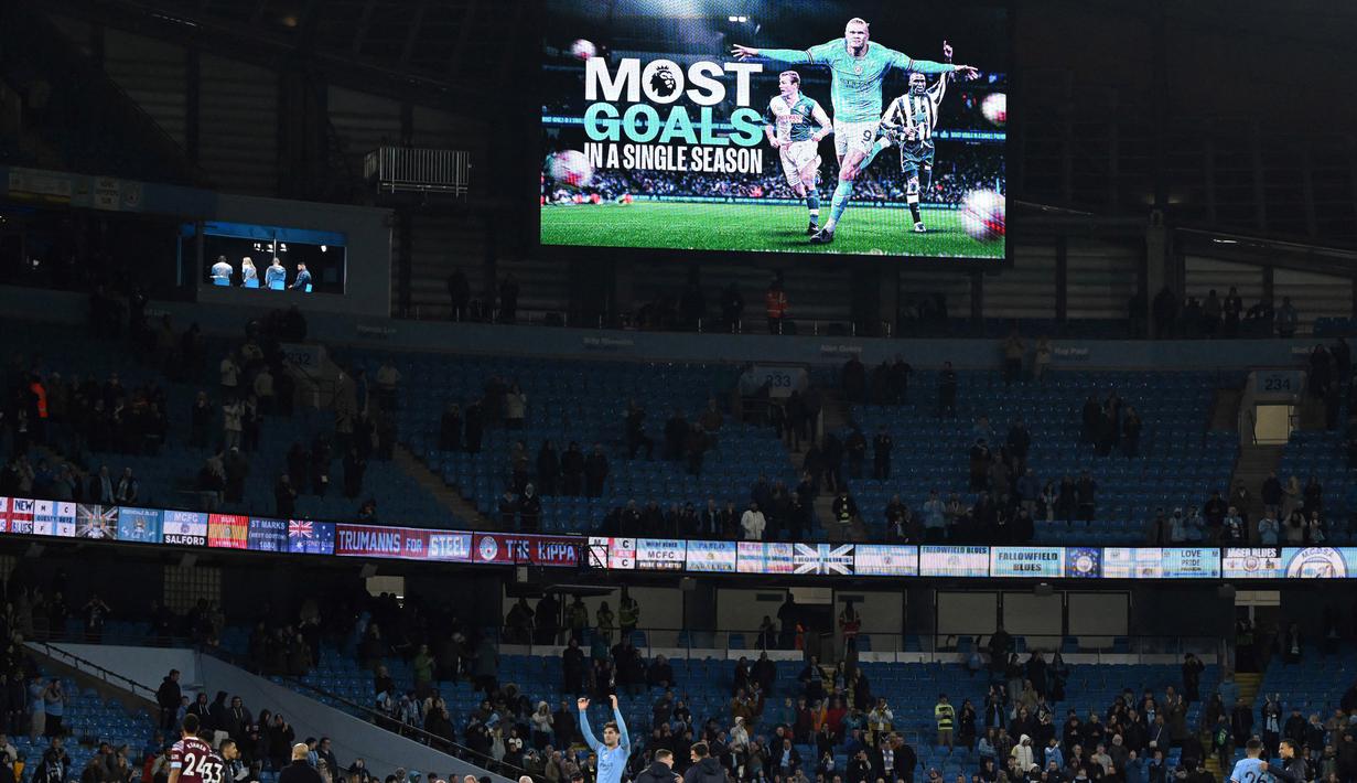 Bomber asal Norwegia itu mencetak gol ke-35 musim ini saat membawa Manchester City menang tiga gol tanpa balas atas West Ham United di Etihad Stadium, Kamis (4/5/2023). (AFP/Oli Scarff)