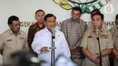 Terlihat Wakil Ketua Dewan Pembina Partai Gerindra Komjen (Purn) Mochamad Iriawan atau Iwan Bule mendampingi Prabowo ke kantor PP Polri. (Liputan6.com/Johan Tallo)