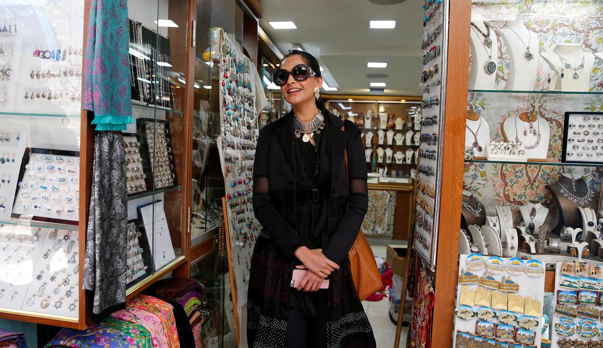 Artis asal India, Sonam Kapoor saat berbelanja selama kunjungannya di Kota Tua Yerusalem 30 Mei 2016. Wanita yang tampil Cannes Film Festival 2016 ini merupakan salah satu selebriti paling fashionable di India. (REUTERS / Ammar Awad)