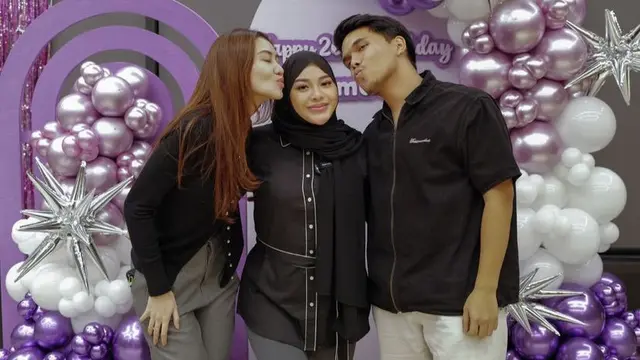 Gaya Keluarga Aurel Hermansyah saat berikan kejutan ulang tahun ke-26. [@aaliyah.massaid]