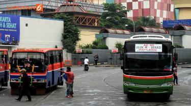  Organisasi Angkutan Darat (Organda) secara resmi menurunkan tarif sejumlah moda angkutan umum yang beroperasi di DKI Jakarta.  Hal ini sebagai respons dari penurunan harga bahan bakar minyak (BBM) jenis Premium dan Solar yang mulai diterapkan di awa...