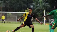 Penyerang Sriwijaya FC, Syakir Sulaiman (kiri) berusaha menahan bola saat berlaga melawan Mali FC di Lapangan Soetasoma Halim Perdanakusuma, Jakarta (8/1/2015). Sriwijaya FC unggul 6-2 atas Mali FC. (Liputan6.com/Helmi Fithriansyah)