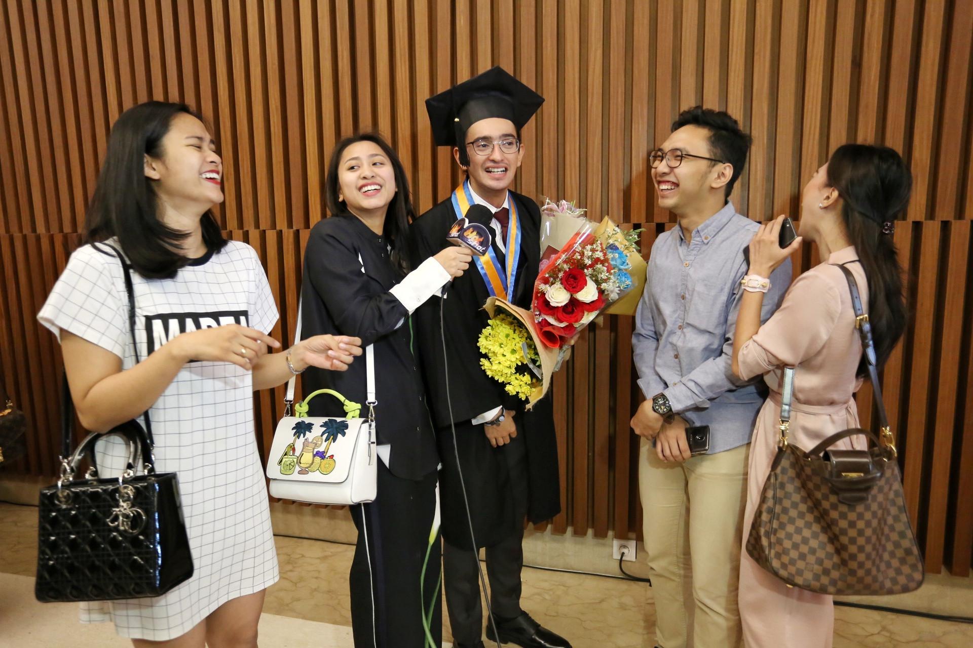 Pengorbanan Omar Daniel Raih Gelar Sarjana Meski Sibuk Syuting News Entertainment Fimela Com