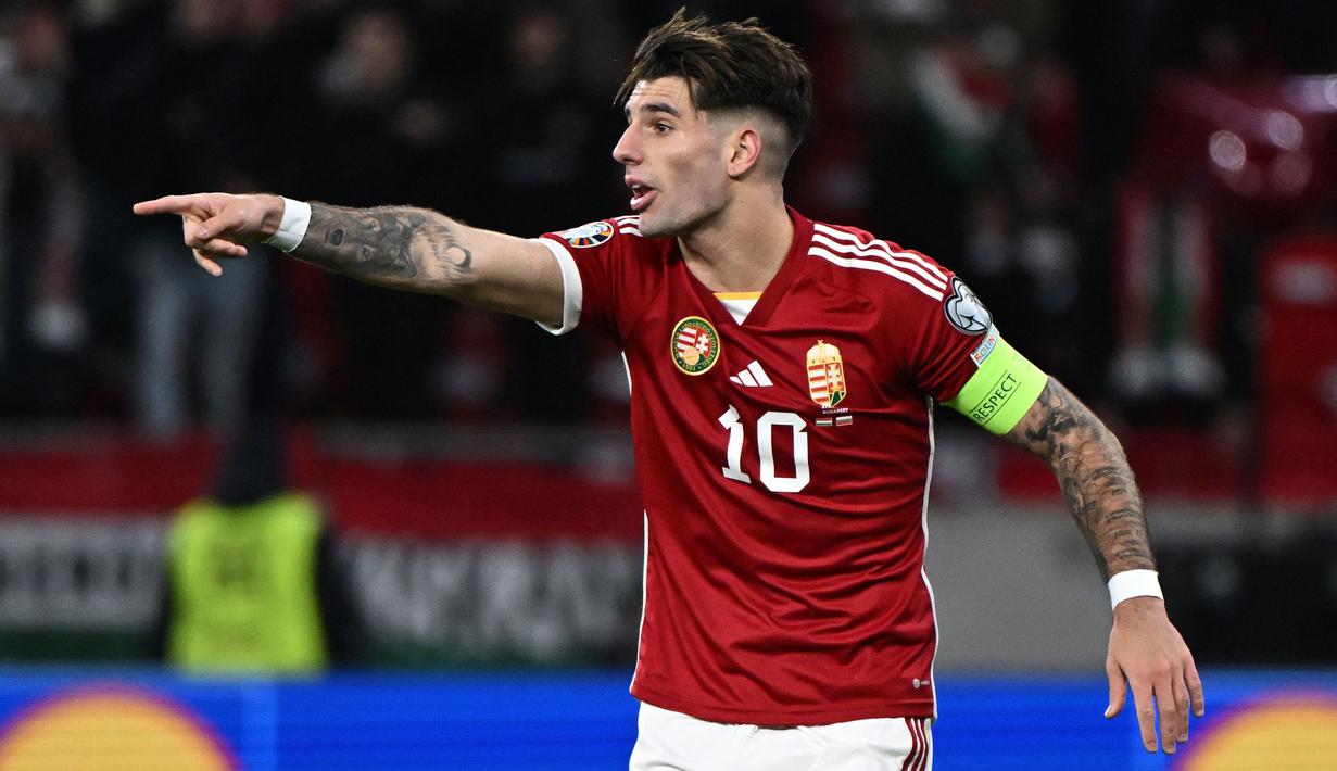 Striker Hongaria, Dominik Szoboszlai saat menghadapi Bulgaria pada laga Grup G Kulaifikasi Euro 2024 di Puskas Arena, Budapest (27/3/2023). Dominik Szoboszlai baru saja didatangkan Liverpool dari RB Leipzig pada awal musim 2023/2024. Bersama Timnas Hongaria ia kini menjabat sebagai kapten utama sejak Juni 2023 menggantikan Adam Szalai yang memutuskan pensiun. (AFP/Attila Kisbenedek)