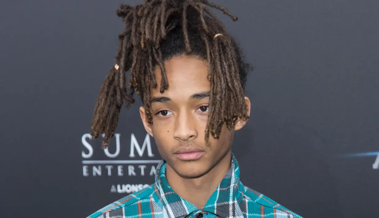 Putra sulung dari Will Smith, Jaden Smith dinobatkan sebagai remaja selebriti hollywood paling hitz. Cowok yang digosipkan dekat dengan Kylie Jenner ini memiliki kekayaan hingga 8 juta dolar atau 105 milyar. (AFP/MARK SAGLIOCCO / GETTY IMAGES NORTH AMERI)